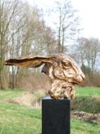 Hase-mijn naam is haas is een bronzen beeld van een hazekopje| bronzen beelden en tuinbeelden, figurative bronze sculptures van Jeanette Jansen |